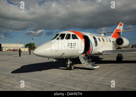 Gran Inagua, Bahamas -- un hu-25a falcon jet siede pronti per il decollo dopo il trasporto aereo di un tecnico di sopravvivenza dalla guardia costiera Stazione aria miami per la Coast Guard aviation distacco sul Gran Inagua isola venerdì 26 aprile, 2008. anno, guardia costiera mantiene un HH-65 Salvataggio in elicottero e un HH-60 jayhawk elicottero di salvataggio e di equipaggio in Bahamas per eventuali operazioni di ricerca e salvataggio missioni. della guardia costiera statunitense fotografia di sottufficiali di 2a classe di thomas m. blu Foto Stock