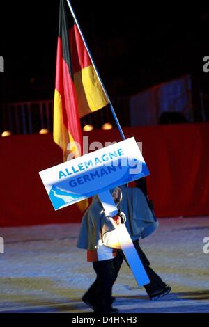 I bambini con il tedesco della bandiera nazionale di arrivare alla cerimonia di apertura della FIS sci alpino Campionati del Mondo in Val d'Isere, Francia, 02 febbraio 2009. Lo sci alpino Campionati del mondo sarà il kick off nella serata del 02 febbraio. I concorrenti dovranno lottare per complessivamente undici medaglie fino al 15 febbraio durante i Campionati del mondo. Foto: STEPHAN JANSEN Foto Stock