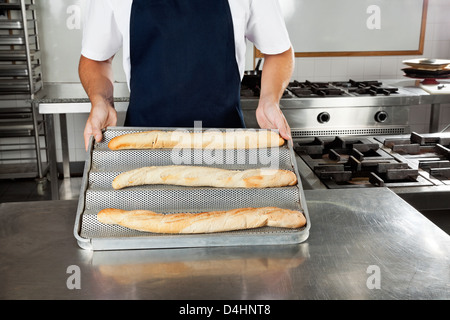 Lo Chef maschio presentando polpettine di pane Foto Stock