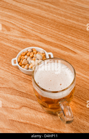 La birra sul bancone bar con un antipasto croccante Foto Stock