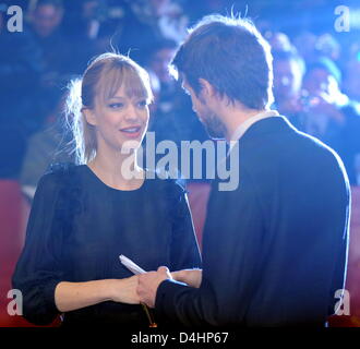 Attrice tedesca Heike Makatsch e il suo fidanzato Max Schroeder arrivare alla premiere del film "L'Internazionale? Al 59° Festival Internazionale del Cinema di Berlino, a cui si fa riferimento anche come Berlinale, Berlino, Germania, 05 febbraio 2009. Il film si apre la cinquantanovesima Berlinale a Potsdamer Platz. Nell'ambito del concorso ufficiale, 18 film di competere per il golden e silver b Foto Stock