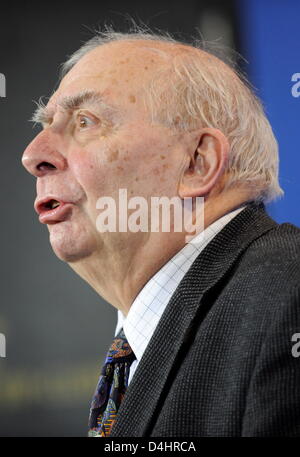 Regista francese Claude Chabrol pone durante una foto chiamata sul suo film ?Bellamy? Al 59° Festival Internazionale del Cinema di Berlino a Berlino, Germania, 07 febbraio 2009. Il film viene eseguito in Berlinale Special sezione un totale di 18 film competere per la Silver e Golden orsi del 59th Berlinale. Foto: RAINER JENSEN Foto Stock