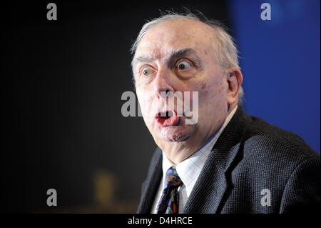 Regista francese Claude Chabrol pone durante il photocall per il suo film ?Bellamy? Al 59° Festival Internazionale del Cinema di Berlino a Berlino, Germania, 07 febbraio 2009. Il film viene eseguito in Berlinale Special sezione un totale di 18 film competere per la Silver e Golden orsi del 59th Berlinale. Foto: Rainer Jensen Foto Stock