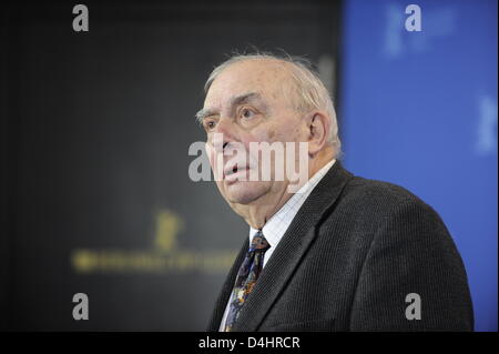 Regista francese Claude Chabrol pone durante il photocall per il suo film ?Bellamy? Al 59° Festival Internazionale del Cinema di Berlino a Berlino, Germania, 07 febbraio 2009. Il film viene eseguito in Berlinale Special sezione un totale di 18 film competere per la Silver e Golden orsi del 59th Berlinale. Foto: Rainer Jensen Foto Stock