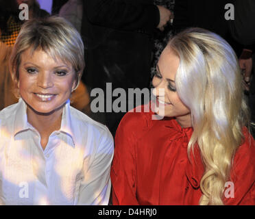 Il tedesco attrici Uschi Glas (L) e Jenny Elvers-Elbertzhagen (R) raffigurato all'Mediaboard ?? La reception nell'ambito del 59° Festival Internazionale del Cinema di Berlino a Berlino, Germania, 07 febbraio 2009. Foto: Soeren Stache Foto Stock