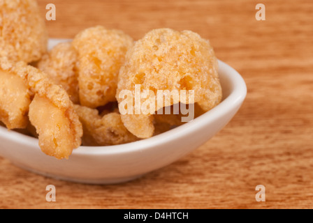 Torreznos anche chiamato chicharrones appena fritte cotenna di maiale Foto Stock