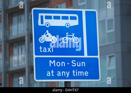 Cartello stradale che indica una corsia separata per gli autobus, i taxi e i ciclisti, approccio meridionale a Wandsworth Bridge, Londra, Inghilterra Foto Stock