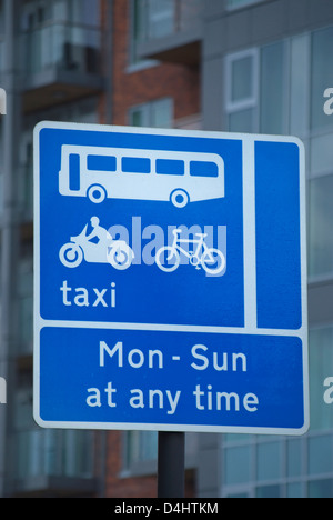 Cartello stradale che indica una corsia separata per gli autobus, i taxi e i ciclisti, approccio meridionale a Wandsworth Bridge, Londra, Inghilterra Foto Stock