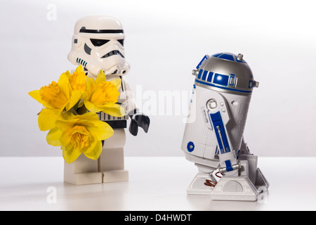 Star Wars, un indicibile storia d'amore. R2-D2 e uno Stormtrooper Foto Stock