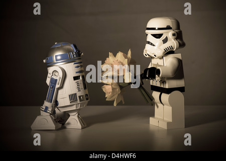 Star Wars, un indicibile storia d'amore. R2-D2 e uno Stormtrooper Foto Stock