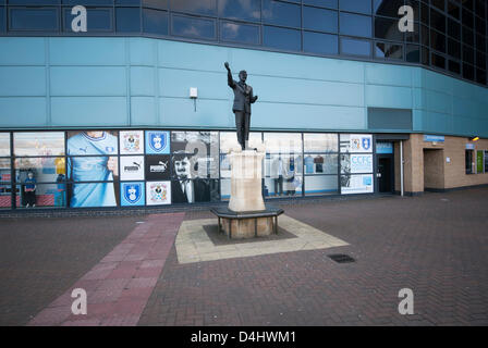 Coventry, Regno Unito. Il 14 marzo 2013. 14/03/2013 Coventry Inghilterra UK,Arena Coventry Ltd annunciare l'applicazione alla High Court di Londra per la richiesta si fa un ordine di amministrazione contro di Coventry City Football Club. Statua di Jimmy Hill al di fuori della Ricoh Arena club sono detti a dovere ACL oltre € 1,3 milioni in affitti arretrati sul terreno di calcio. Credito: John Martin / Alamy Live News Foto Stock