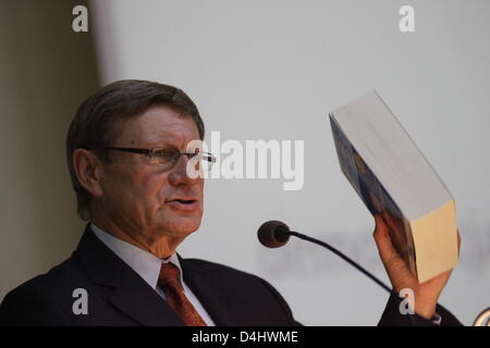 Sopot, Polonia. Il 14 marzo 2013. Il Professor Leszek Balcerowicz offre una lezione a Gdansk universitaria. Balcerowicz è un economista polacco, l'ex presidente della Banca nazionale di Polonia e vice primo ministro Tadeusz Mazowiecki governo. Egli è famoso per attuare il polacco della trasformazione economica programma negli anni novanta, una terapia shock a cui si fa comunemente riferimento come il piano Balcerowicz.Lui è un professore al mondo il primo istituto universitario di studi post laurea e la formazione nel settore degli affari europei Collegio d'Europa. Credito: Michal Fludra / Alamy Live News Foto Stock