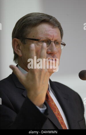 Sopot, Polonia. Il 14 marzo 2013. Il Professor Leszek Balcerowicz offre una lezione a Gdansk universitaria. Balcerowicz è un economista polacco, l'ex presidente della Banca nazionale di Polonia e vice primo ministro Tadeusz Mazowiecki governo. Egli è famoso per attuare il polacco della trasformazione economica programma negli anni novanta, una terapia shock a cui si fa comunemente riferimento come il piano Balcerowicz.Lui è un professore al mondo il primo istituto universitario di studi post laurea e la formazione nel settore degli affari europei Collegio d'Europa. Credito: Michal Fludra / Alamy Live News Foto Stock