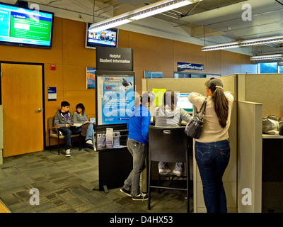 Teens ispanica indagare le offerte di corso in Servizi agli studenti la costruzione di Pima Community College, Tucson, AZ. Foto Stock