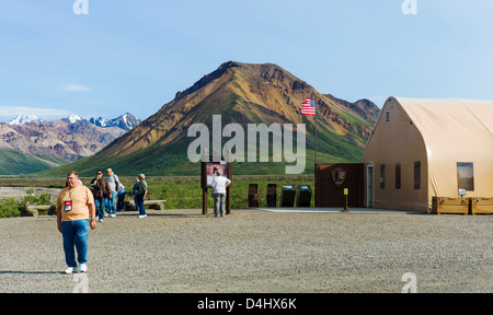 I turisti presso il fiume Toklat Area riposo, Denali National Park & Preserve, Alaska, STATI UNITI D'AMERICA Foto Stock
