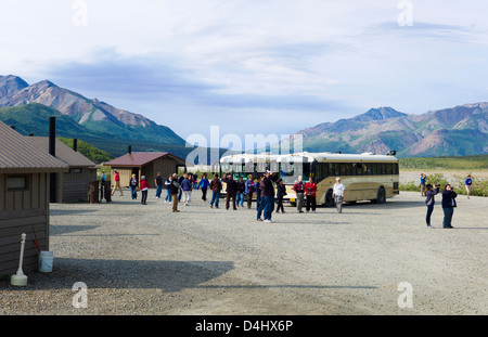 I turisti presso il fiume Toklat Area riposo, Denali National Park & Preserve, Alaska, STATI UNITI D'AMERICA Foto Stock
