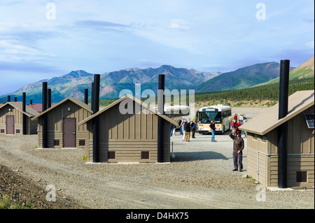 I turisti presso il fiume Toklat Area riposo, Denali National Park & Preserve, Alaska, STATI UNITI D'AMERICA Foto Stock