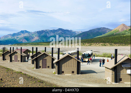 I turisti presso il fiume Toklat Area riposo, Denali National Park & Preserve, Alaska, STATI UNITI D'AMERICA Foto Stock