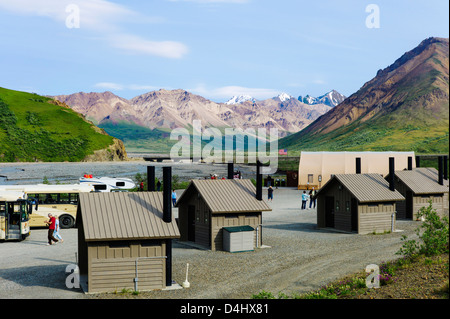 I turisti presso il fiume Toklat Area riposo, Denali National Park & Preserve, Alaska, STATI UNITI D'AMERICA Foto Stock