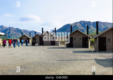 I turisti presso il fiume Toklat Area riposo, Denali National Park & Preserve, Alaska, STATI UNITI D'AMERICA Foto Stock