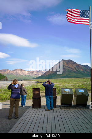 I turisti presso il fiume Toklat Area riposo, Denali National Park & Preserve, Alaska, STATI UNITI D'AMERICA Foto Stock