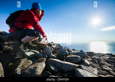 Un alpinista sulla cima di una montagna. Foto Stock