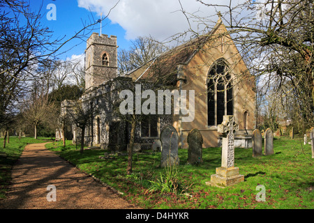 Un percorso che conduce alla chiesa parrocchiale di St Andrew a Trowse Newton, Norwich, Norfolk, Inghilterra, Regno Unito. Foto Stock