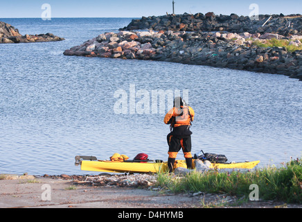 Uomo in kayak surfer ben attrezzati e pronti per la spedizione sul mare in Cape Breton, , Nova Scotia, Canada Foto Stock