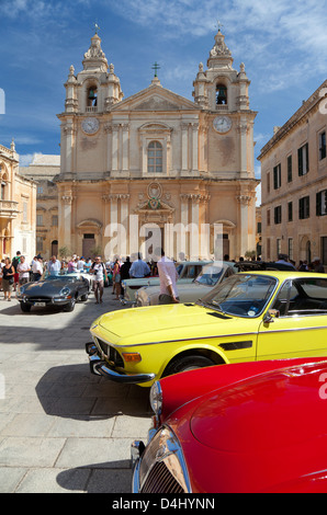 Classic Cars in mostra in piazza San Paolo a Mdina Malta Foto Stock