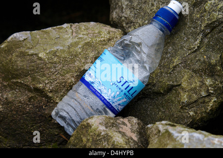 La bottiglia di plastica gettati sulle rocce a West Kirby Beach Foto Stock