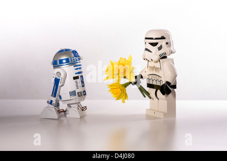 Star Wars, un indicibile storia d'amore. r2-d2 e uno Stormtrooper Foto Stock