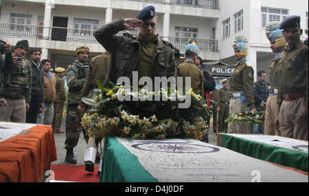 Srinagarl, Indiano Kashmir amministrato, giovedì 14 marzo 2013. Indiano di alti funzionari di polizia saluta le bare contenenti i corpi dei loro colleghi uccisi,durante una ghirlanda di cerimonia di posa in Srinagar la capitale estiva di Indiano Kashmir amministrato, India. La polizia indiana ghirlanda terrà la cerimonia di posa per loro cinque colleghi che sono stati uccisi in un attacco da parte di militanti di mercoledì. Foto di Sofi Suhail/Alamy) Foto Stock