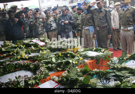 Srinagarl, Indiano Kashmir amministrato, giovedì 14 marzo 2013. Indiano di alti funzionari di polizia saluta le bare contenenti i corpi dei loro colleghi uccisi,durante una ghirlanda di cerimonia di posa in Srinagar la capitale estiva di Indiano Kashmir amministrato, India. La polizia indiana ghirlanda terrà la cerimonia di posa per loro cinque colleghi che sono stati uccisi in un attacco da parte di militanti di mercoledì. Foto di Sofi Suhail/Alamy) Foto Stock