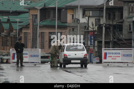 Srinagar, Indiano Kashmir amministrato, giovedì 14 marzo 2013. Poliziotti indiano si ferma un auto durante un coprifuoco a Srinagar la capitale estiva di Indiano Kashmir amministrato, India. Le autorità indiane ha imposto il coprifuoco in Kashmir per contrastare la manifestazione di protesta dopo che hanno ucciso un 34 anno vecchio mercoledì. Foto di Sofi Suhail/Alamy) Foto Stock