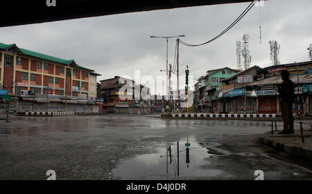 Srinagar, Indiano Kashmir amministrato, giovedì 14 marzo 2013. La polizia indiana uomo protezioni strade deserte durante un coprifuoco a Srinagar la capitale estiva di Indiano Kashmir amministrato, India. Le autorità indiane ha imposto il coprifuoco in Kashmir per contrastare la manifestazione di protesta dopo che hanno ucciso un 34 anno vecchio mercoledì. Foto di Sofi Suhail/Alamy) Foto Stock