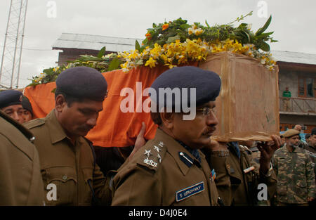 Srinagarl, Indiano Kashmir amministrato, giovedì 14 marzo 2013. Indian funzionari di polizia portano le bare contenenti i corpi dei loro colleghi uccisi,durante una ghirlanda di cerimonia di posa in Srinagar la capitale estiva di Indiano Kashmir amministrato, India. La polizia indiana ghirlanda terrà la cerimonia di posa per loro cinque colleghi che sono stati uccisi in un attacco da parte di militanti di mercoledì. Foto di Sofi Suhail/Alamy) Foto Stock