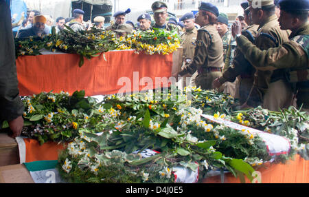 Srinagarl, Indiano Kashmir amministrato, giovedì 14 marzo 2013. Indian funzionari di polizia portano le bare contenenti i corpi dei loro colleghi uccisi,durante una ghirlanda di cerimonia di posa in Srinagar la capitale estiva di Indiano Kashmir amministrato, India. La polizia indiana ghirlanda terrà la cerimonia di posa per loro cinque colleghi che sono stati uccisi in un attacco da parte di militanti di mercoledì. Foto di Sofi Suhail/Alamy) Foto Stock