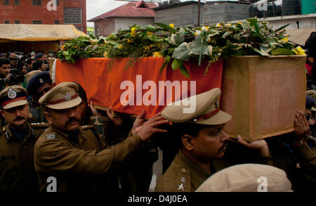 Srinagarl, Indiano Kashmir amministrato, giovedì 14 marzo 2013. Indian funzionari di polizia portano le bare contenenti i corpi dei loro colleghi uccisi,durante una ghirlanda di cerimonia di posa in Srinagar la capitale estiva di Indiano Kashmir amministrato, India. La polizia indiana ghirlanda terrà la cerimonia di posa per loro cinque colleghi che sono stati uccisi in un attacco da parte di militanti di mercoledì. Foto di Sofi Suhail/Alamy) Foto Stock