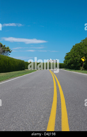 Doppie linee gialla strada curva GIN LANE SOUTHAMPTON contea di Suffolk LONG ISLAND NELLO STATO DI NEW YORK STATI UNITI D'AMERICA Foto Stock