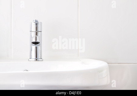 Un tap sul bianco vasca da bagno con piastrelle bianche Foto Stock