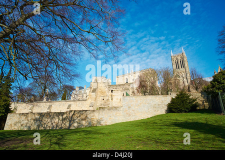 Vista verso la Cattedrale con il medievale Palazzo dei Vescovi in primo piano Temple Gardens Lincoln Lincolnshire Inghilterra Foto Stock