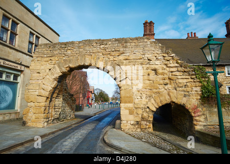 Newport Arch rimane di un terzo secolo Porta Romana Bailgate Lincoln Lincolnshire Inghilterra Foto Stock