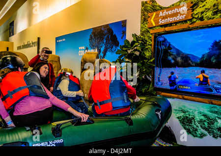 Il leader mondiale del settore Travel Trade Show, Berlino, Germania, giovani in seduta il rafting simulatore presso la Columbia stand Foto Stock