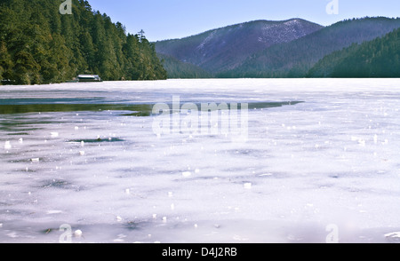 Foto orizzontale di treking percorso lungo il bellissimo lago di ghiaccio in Shangri-La zona di montagna in Cina Foto Stock