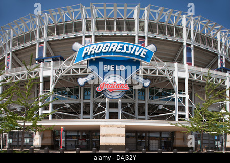 Campo progressiva segno (©PROGRESSIVE CORP 2008) Cleveland Indians Baseball Stadium (©HOK Sport 2016) downtown Cleveland Ohio USA Foto Stock