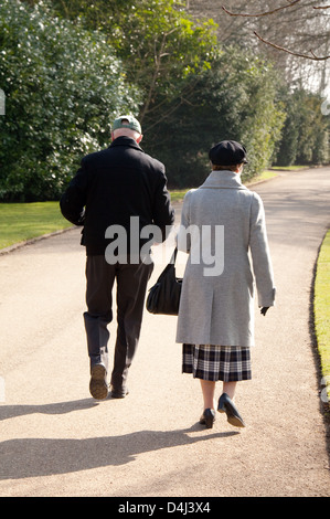 Coppia anziana, camminando nel parco dal retro, Cambridgeshire, Regno Unito Foto Stock