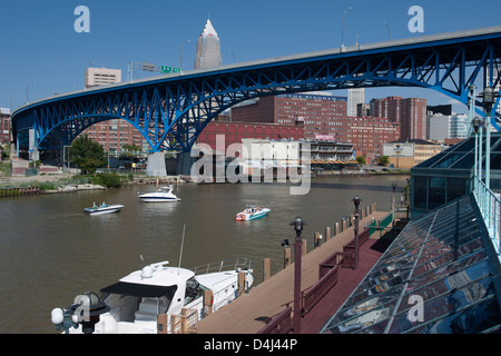 Il memorial BRIDGE SHOREWAY CUYAHOGA fiume cappelli skyline del centro di Cleveland OHIO USA Foto Stock