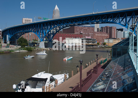 MEMORIAL SHOREWAY ponte sul fiume CUYAHOGA cappelli skyline del centro di Cleveland OHIO USA Foto Stock