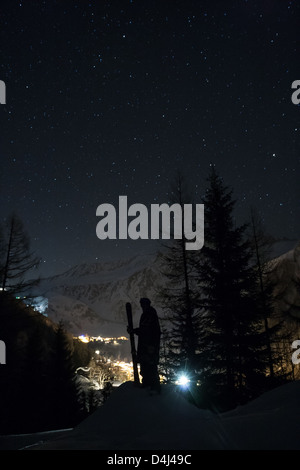 Sciatore ammirando il cielo notturno Foto Stock