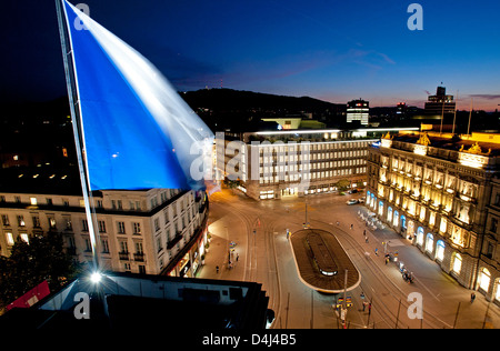 Zurigo, Svizzera, banca UBS sul Paradeplatz sera Foto Stock